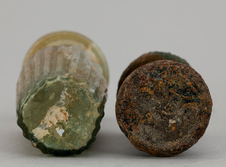PARFYMGLAS, 2 st, glas, romersk tid, Medelhavsområdet. Troligen de första århundradena e Kr.