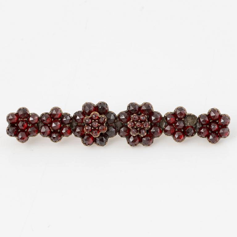 Garnityr med granater, armband, armring, broscher 2 st.