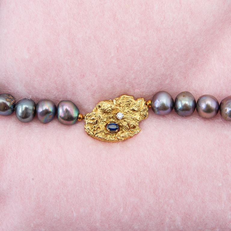 Elon Arenhill, collier, odlade pärlor och hänge i 18k guld med safir och diamant.