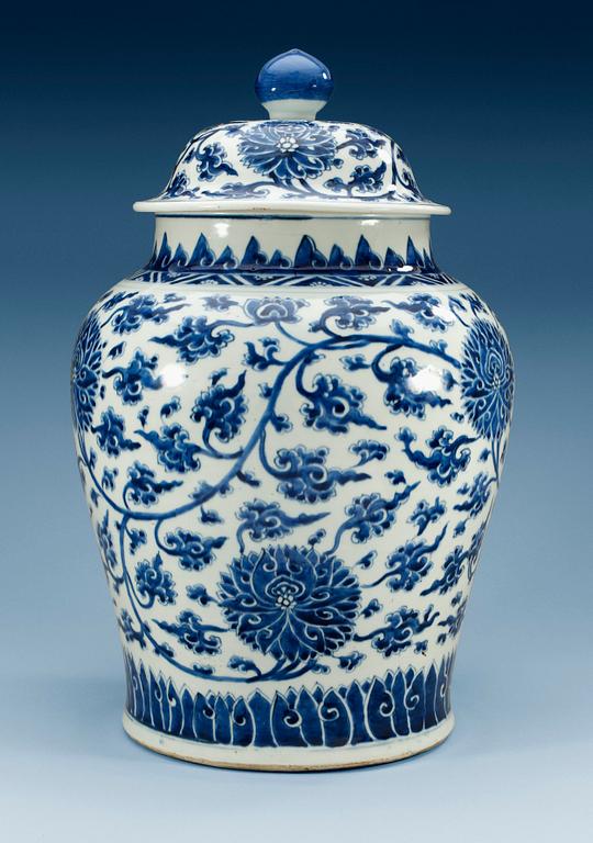 A large blue and white jar with cover, Qing dynasty, Kangxi (1662-1722).