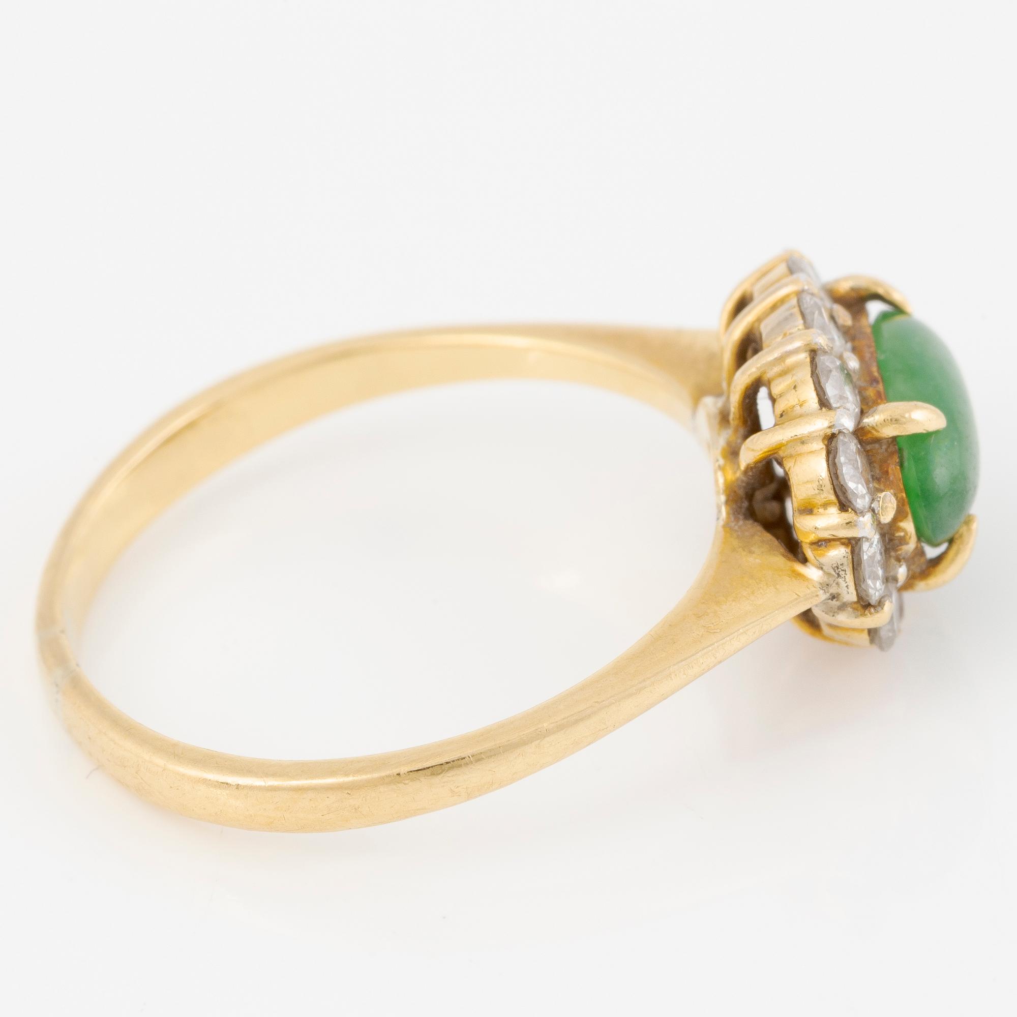 Ring, 18K gold with cabochon-cut chrysoprase and brilliant-cut diamonds.