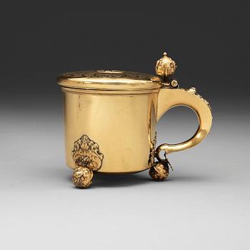 1034. A Swedish 18th century silver-gilt tankard, marks of Hans Wiggman, Kalmar (1712-1761).