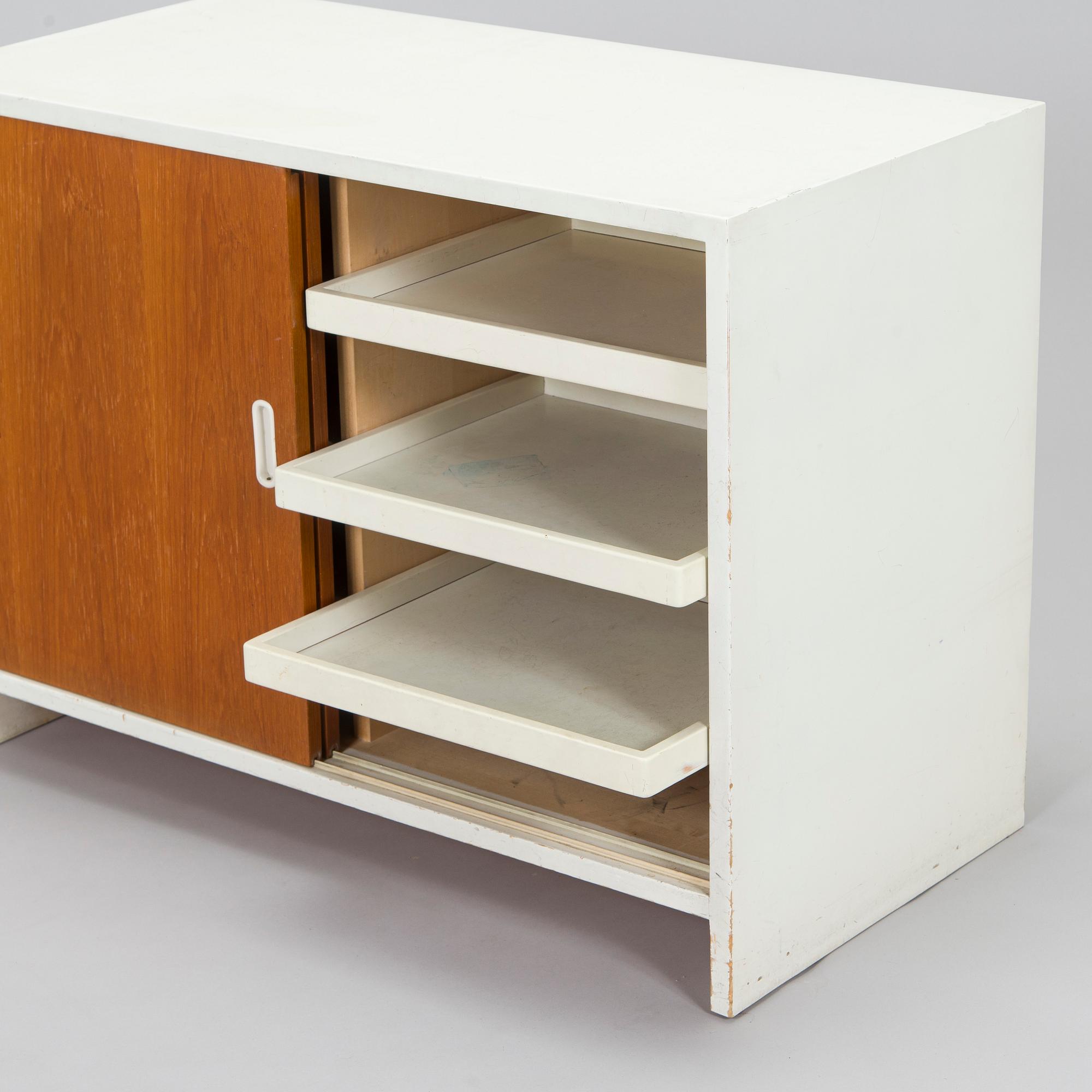 Aino Aalto, skåp, modell 217, O.Y. Huonekalu- ja Rakennustyötehdas A.B. 1900-talets mitt.