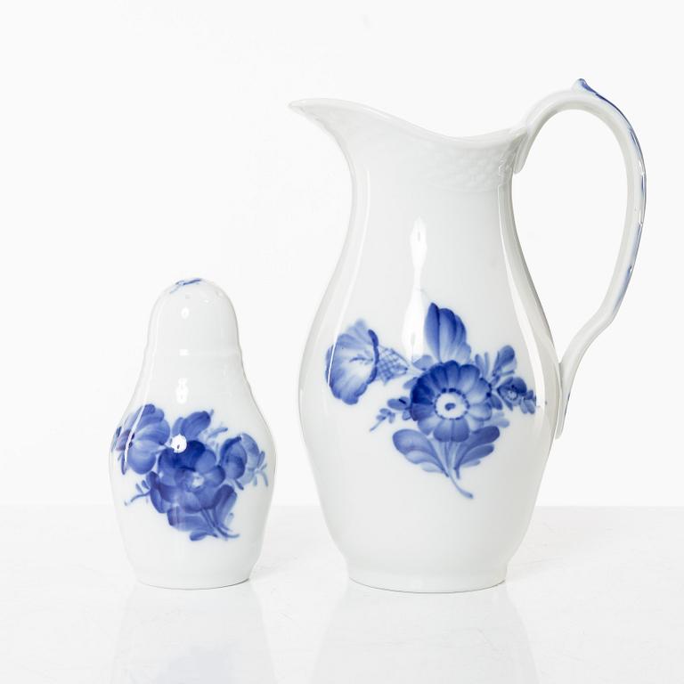 Royal Copenhagen, servisdelar, 67 delar, "Blå blomst", Danmark.