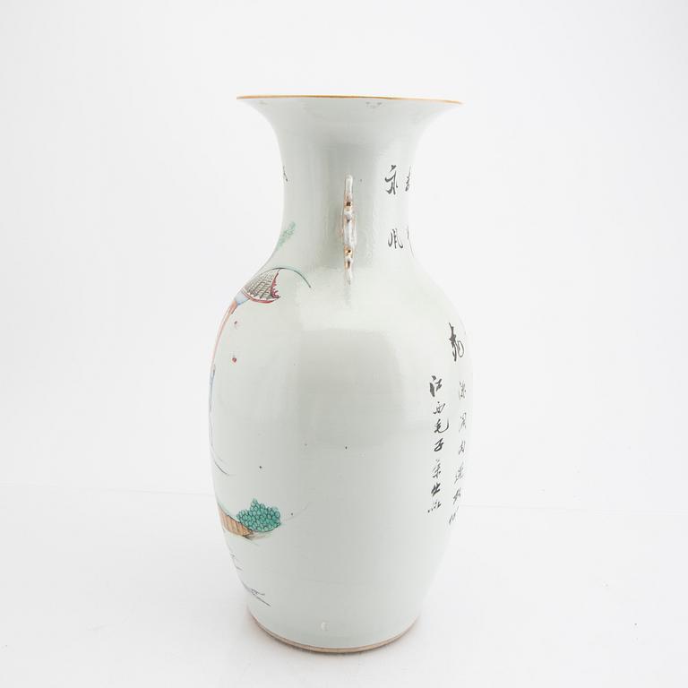 A Chinese 20th century porcelain vase.