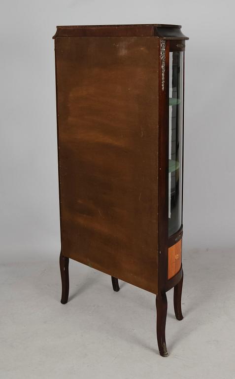 VITRINSKÅP, rokokostil, 1900-talets andra hälft.