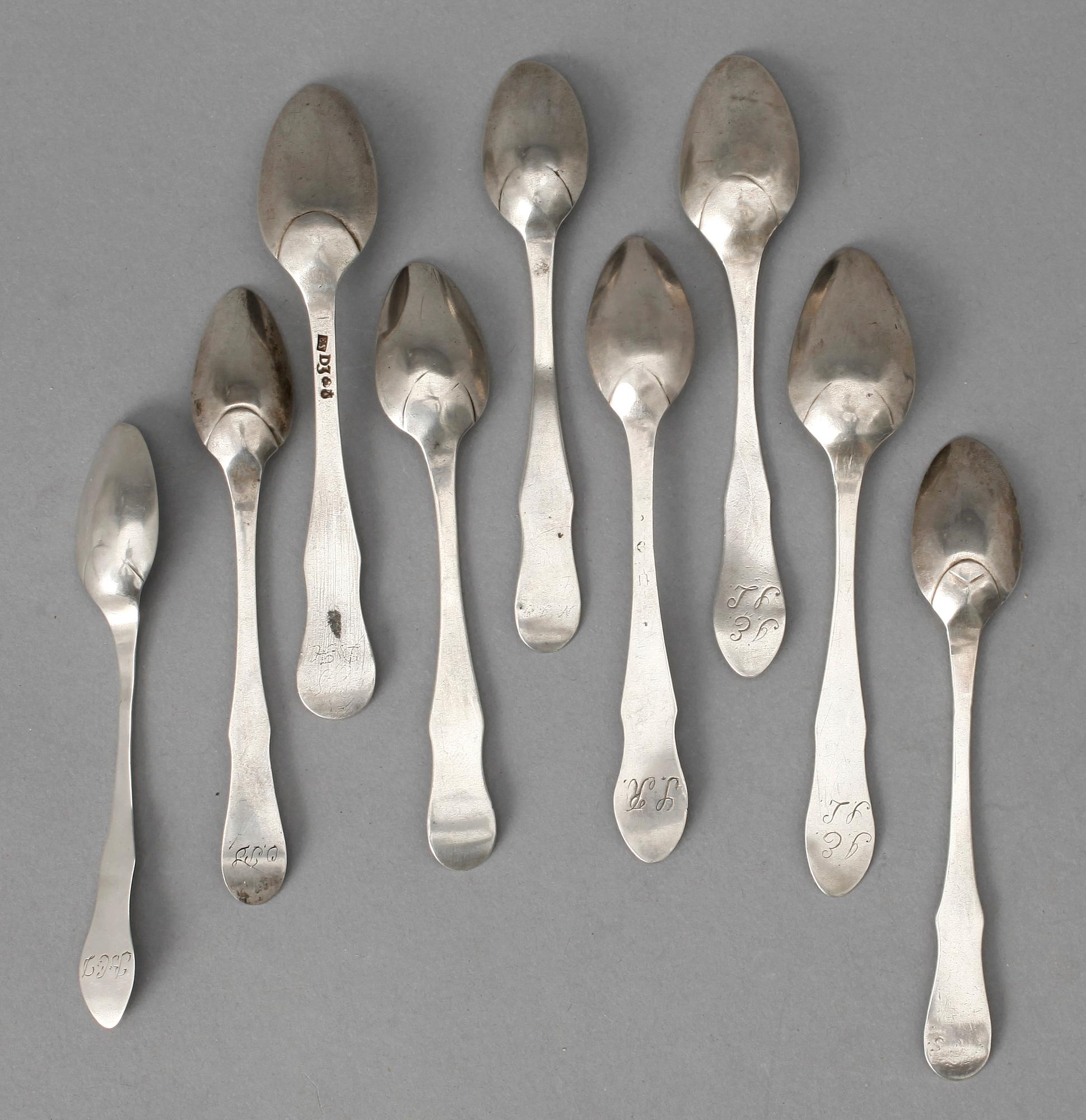 TESKEDAR, sk Fiolmodell, 9 st, 1800-talets första hälft, bl a Ramberg, Helsingborg. Tot vikt: 91 gram.