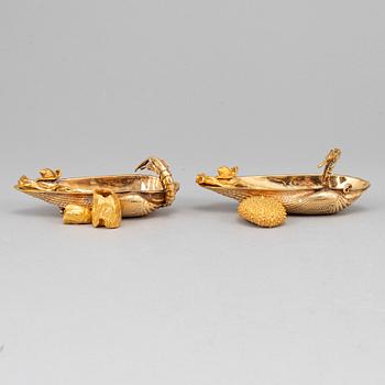 A pair of 14ct gold salt-cellars and spoons, unmarked.