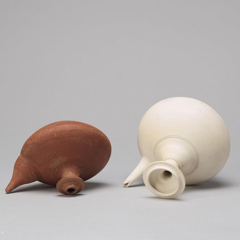 KENDI, två stycken, keramik. Thailand, Sawankhalok, Sjöfynd.