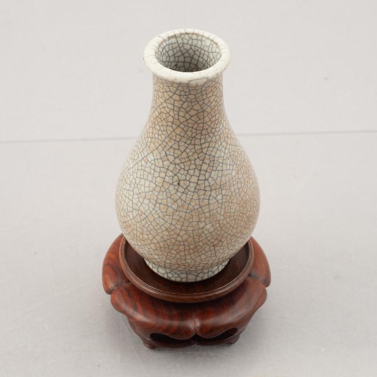 A ge-glazed vase, China, Qing dynasty/early 20th century.