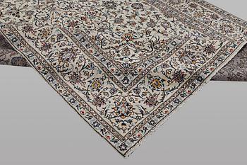 A carpet, Kashan, ca 345 x 238 cm.