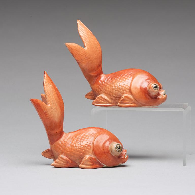 A pair of porcelain figurines of gold fishes, Qing dynasty, Qianlong (1736-95).