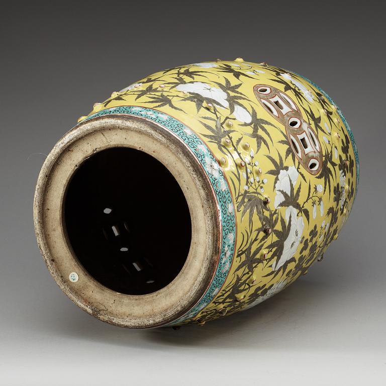 A yellow ground garden seat, late Qing dynasty.