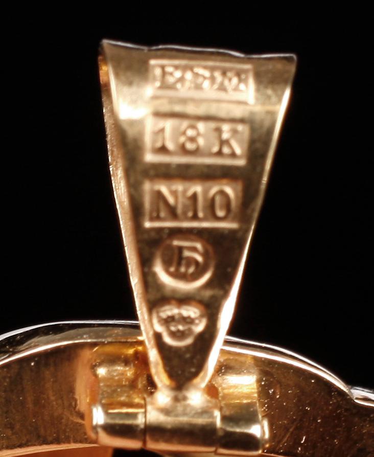 BROSCHER, 2 st, 18k guld, tot vikt 12g.