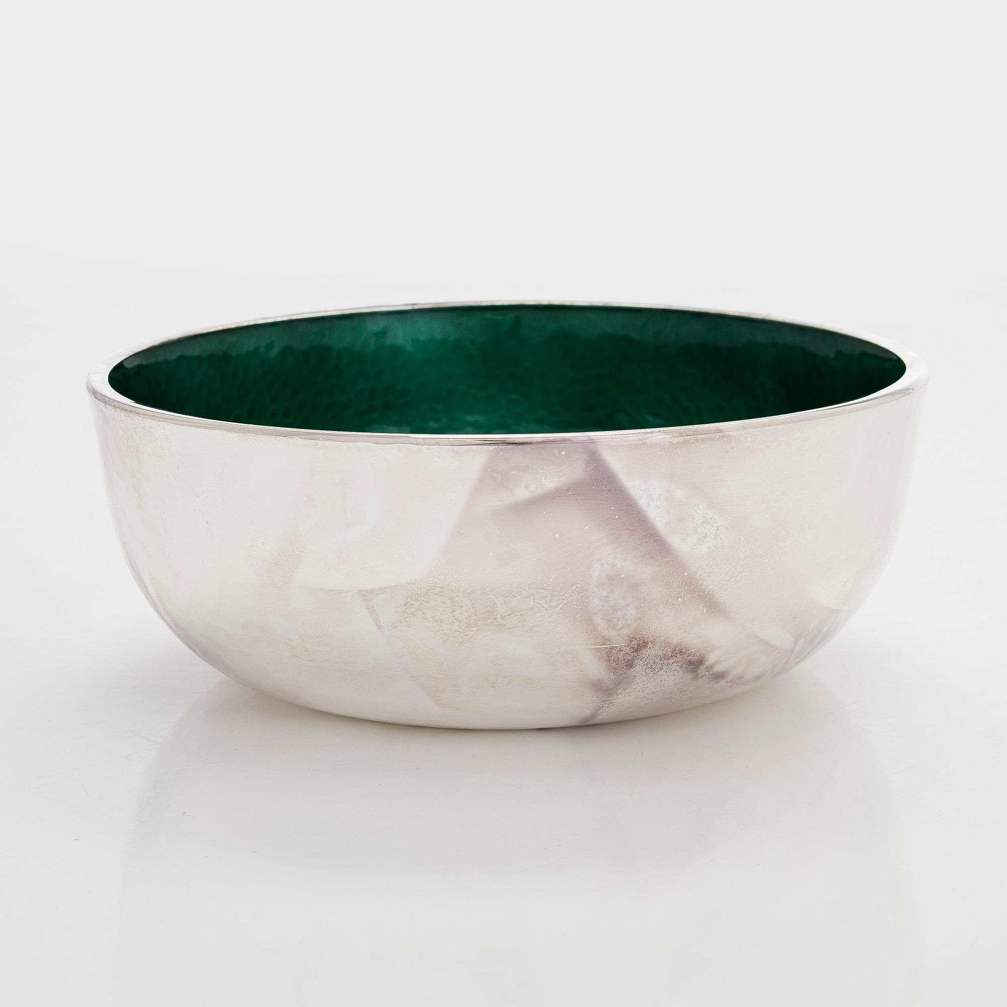 A. Tillander, skål, sterlingsilver och emalj, Åbo 2005.