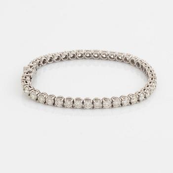 Brilliant-cut diamond tennis bracelet.