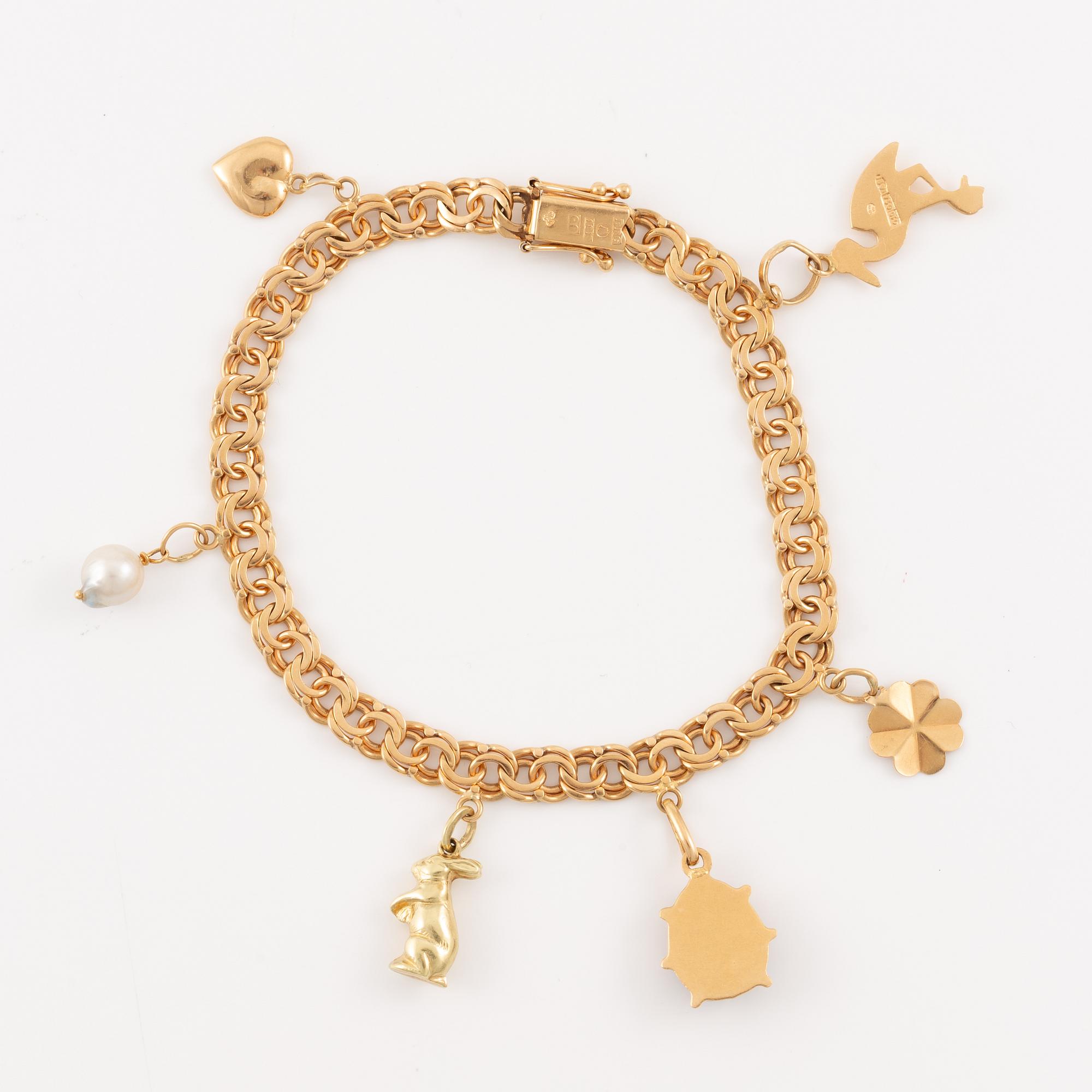 Bracelet 18K gold with charms.
