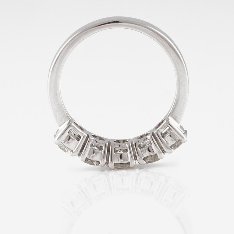 RING, 18K vitguld med briljantslipade diamanter ca 1.60 ct. Vikt 4,7 gram.