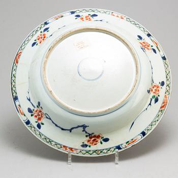 A large famille verte and blue and white charger, Qing dynasty early 18th century.