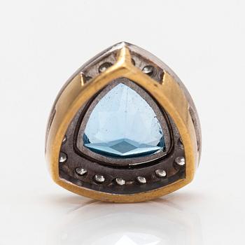 Hänge, 18K guld, med en triangelslipad topas och diamanter totalt ca. 0.18 ct.