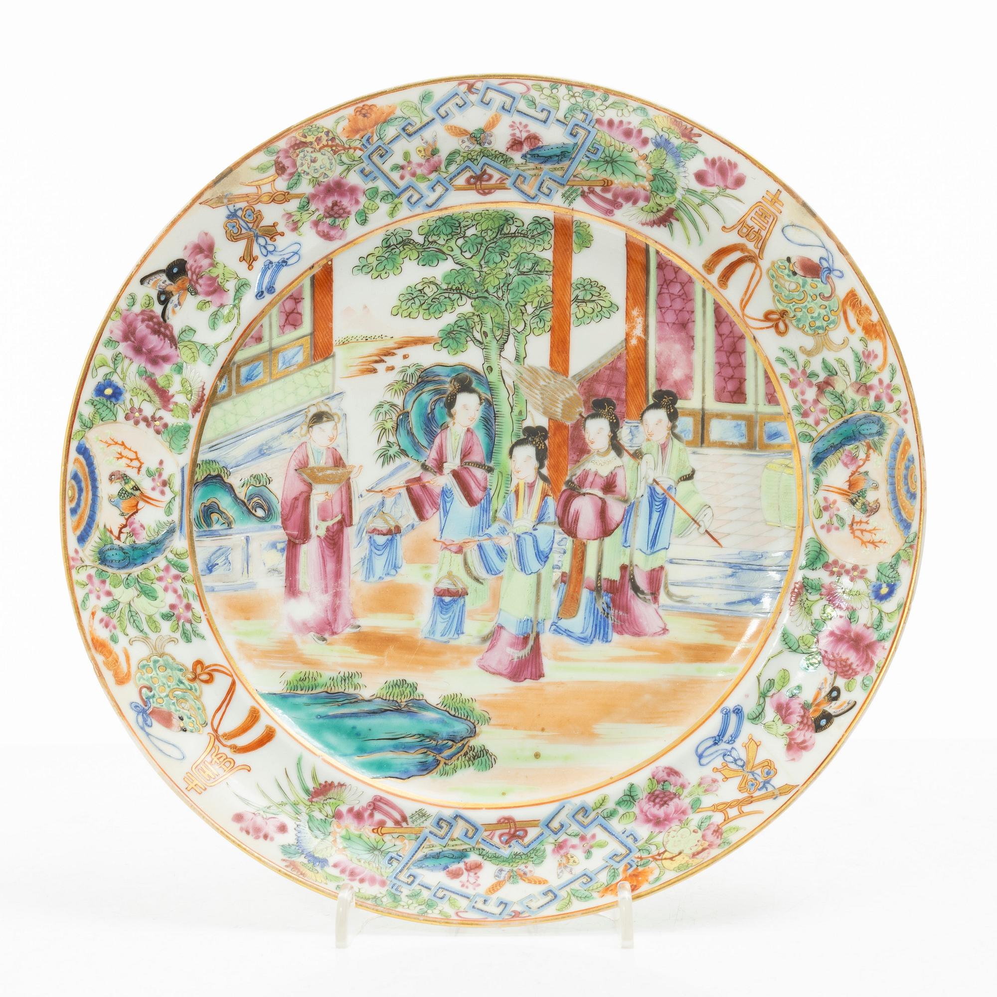 A famille rose serving dish, plate and two small dishes, Qing dynasty, 19th century.