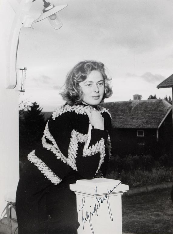 FOTOGRAFIER, egenhändigt signerat av Skådespelerskan Ingrid Bergman, 1930-tal.