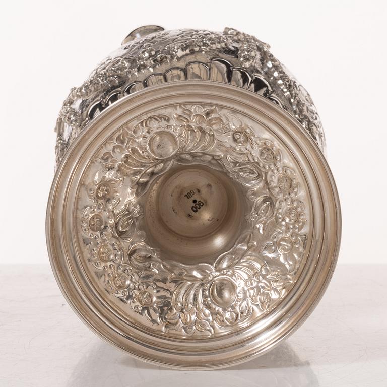 A silver lided vase, Louis XVI style, 20th century.