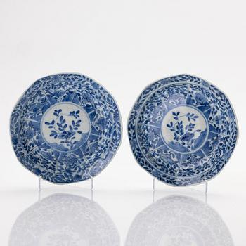 Koppar med fat, 2 stycken, porslin, Qingdynastin, omkring 1900.