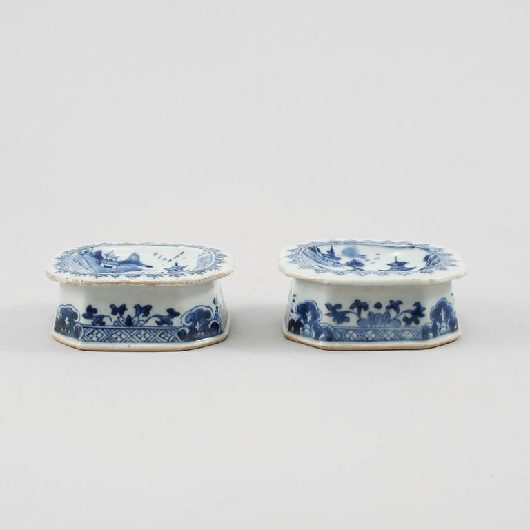 SALTKAR, 2 st, porslin, Kina, 1700-tal.