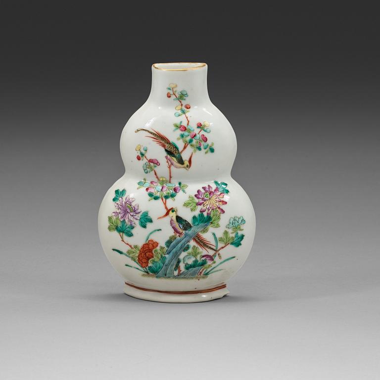 VÄGGVAS, porslin. Sen Qingdynasti, 1800-tal.