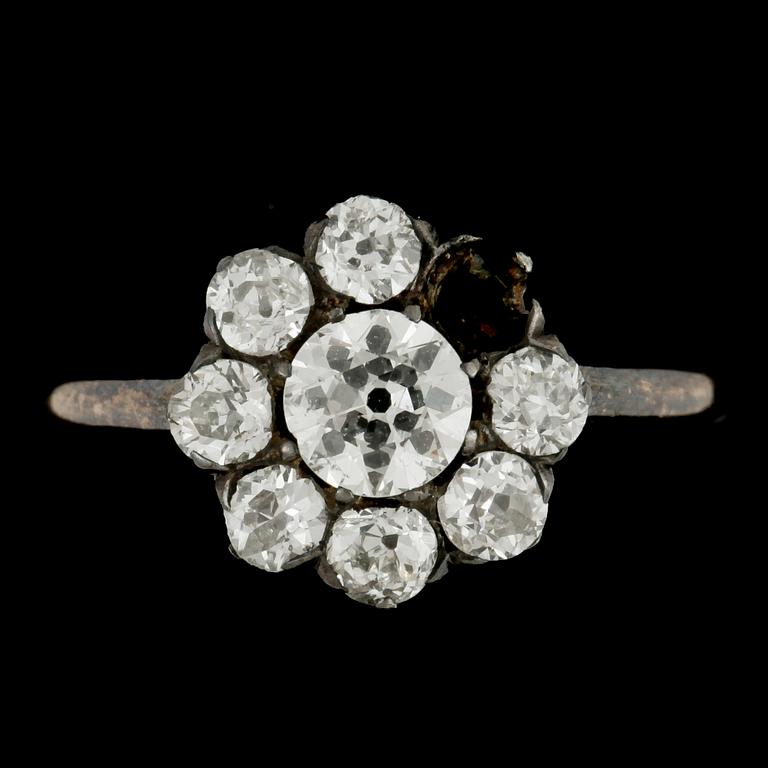 RING, 18k guld med gammalslipade diamanter tot ca0,71ct. EHK, Stockholm, 1916. Vikt 2,2g.