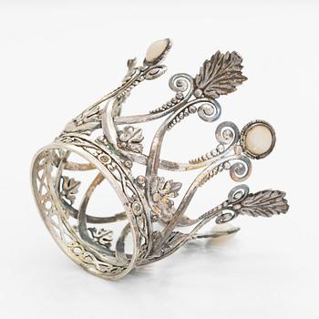 Tillander, brudkrona, silver (813) samt vita stenar, Helsingfors 1946. I originallåda.