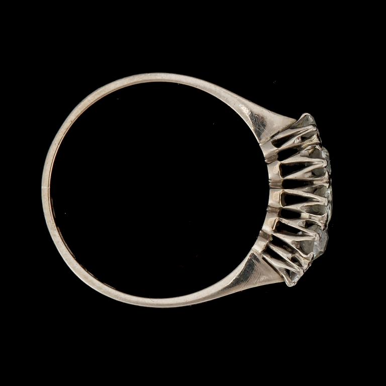 RING, 18k vitguld med 5 briljantslipade diamanter, tot ca 0,7 ct, Sverige 1967. Vikt ca 2 gram.