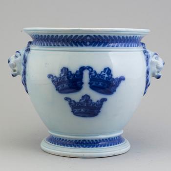 JOSEF EKBERG, a glazed porcelain "Three Crown" coat of arms flower pot, Gustavsberg, Sweden 1911.