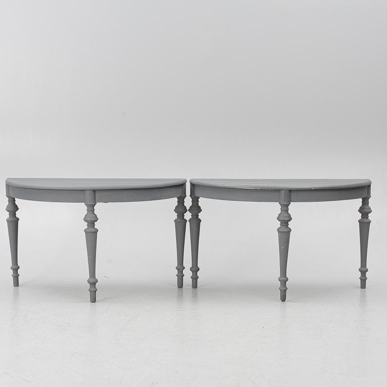 Bord, ett par, halvmåneformade, omkring 1900.