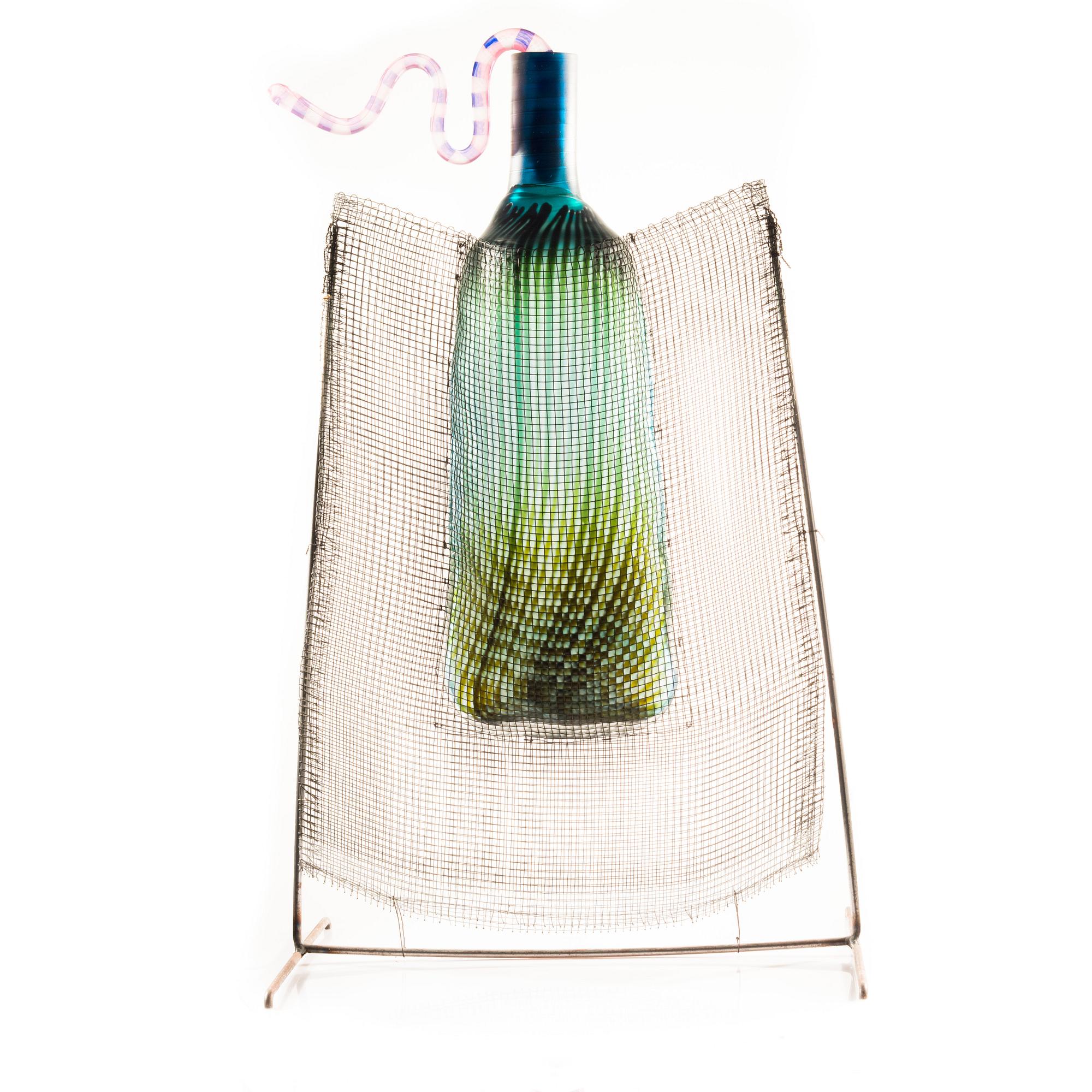 MARKKU SALO, SKULPTUR. Flaska blåst i nät. Sign. Markku Salo, Nuutajärvi 1991 Notsjö.