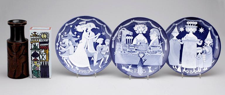 VASER samt TALLRIKAR, 5 delar, stengods och porslin, bla "Karneval", Stig Lindberg, 1900-tal.