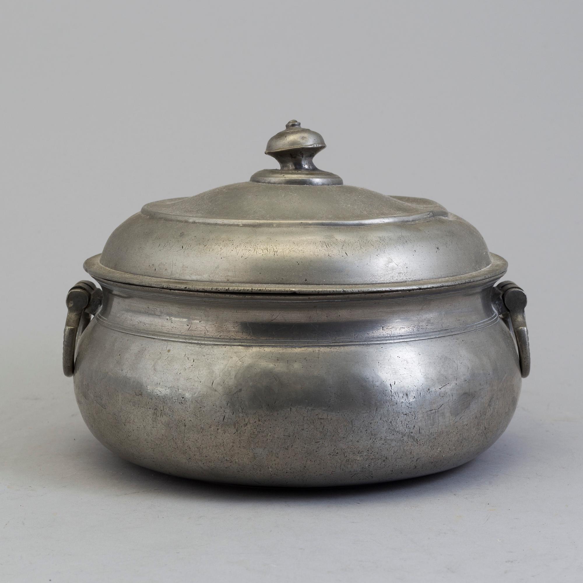 A swedish pewter bowl and lid, Gustaf Wilhelm Lindberg, Örebro 1851.