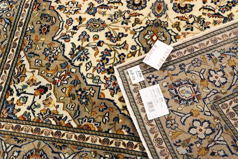 A Kashan rug, a. 208 x 135 cm.