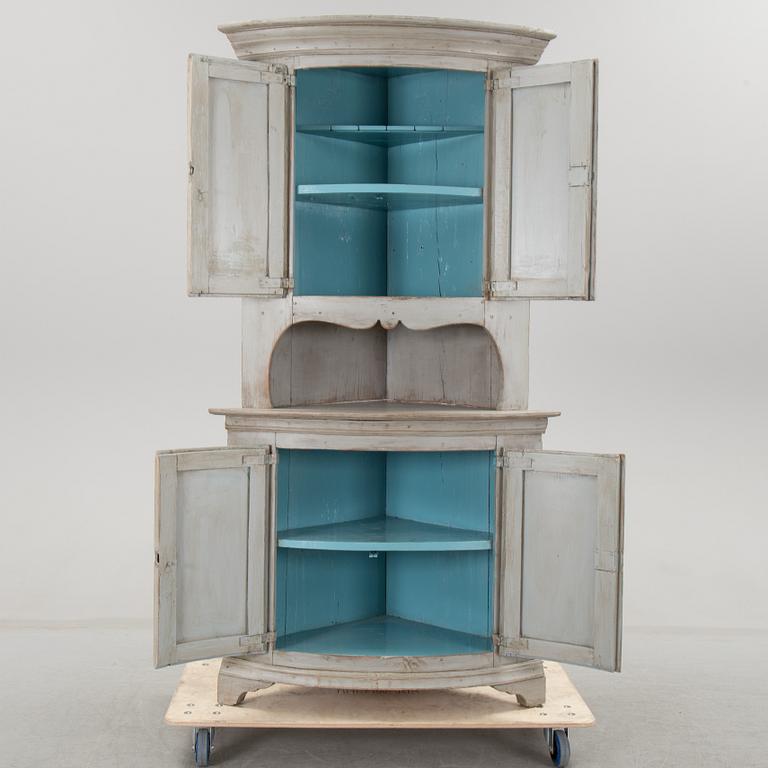 HÖRNSKÅP, 1800-talets första hälft.