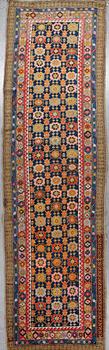 GALLERIMATTA, semiantik Karabagh sannolikt. Ca 438 (samt kortsidans slätvävda partier) x 125 cm.