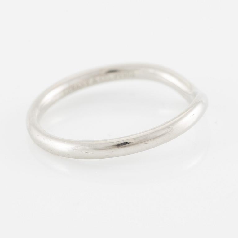 Elsa Peretti, Tiffany & Co, "Curved ring", platinum.