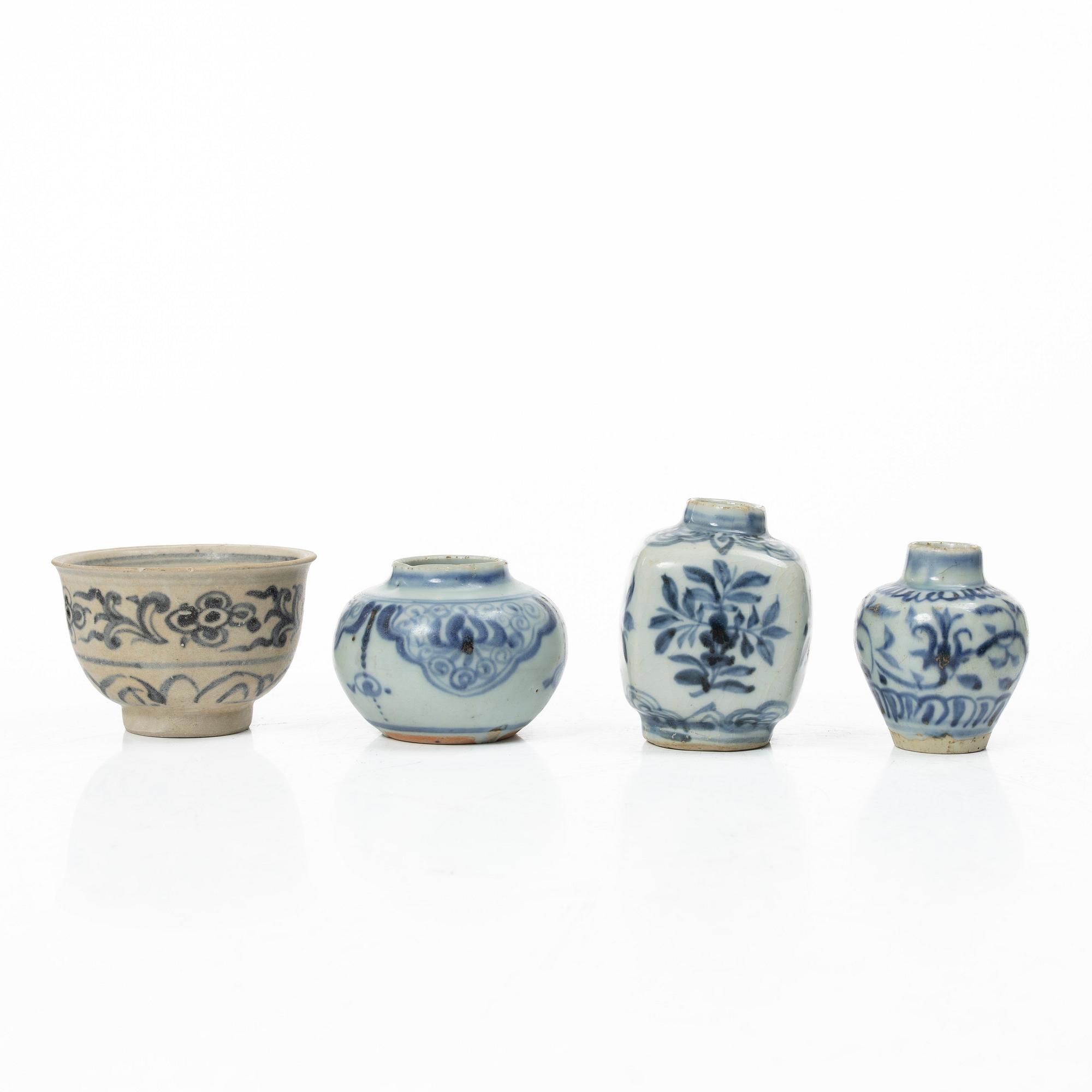 Vaser, tre stycken, askar med lock, fyra stycken samt skål, porslin, Kina, delvis Mingdynastin.