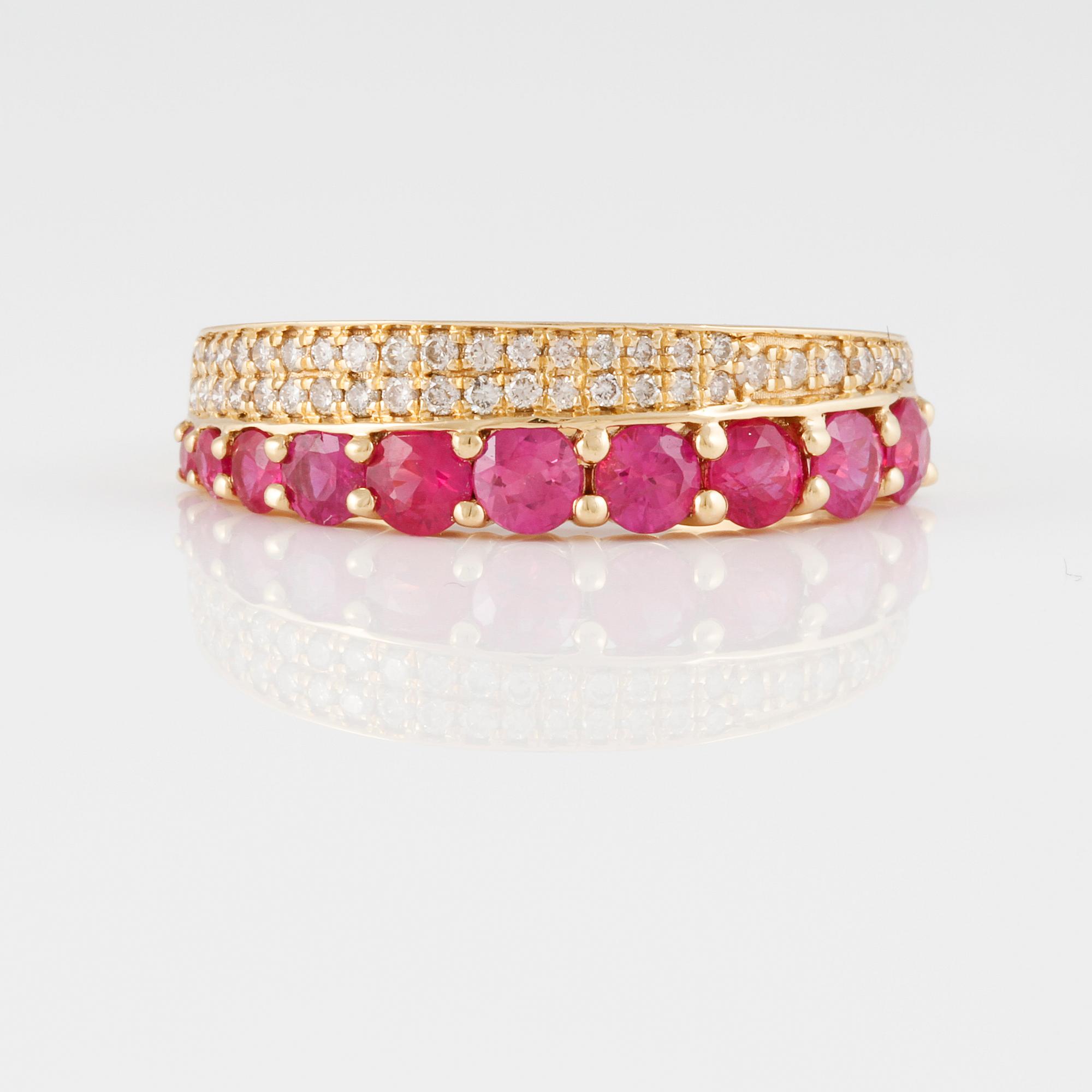 RING, 18K guld med briljantslipade diamanter ca 0.20 ct samt fasettslipade rubiner ca 1.25 ct. Vikt 4,0 gram.