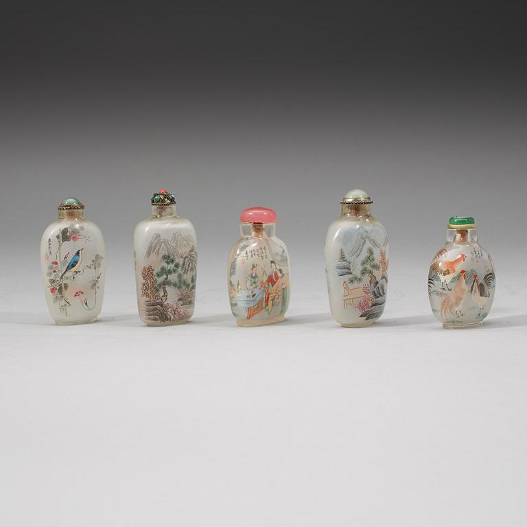SNUSFLASKOR, fem stycken, insidesmålade glas. Kina, 1900-talets början.