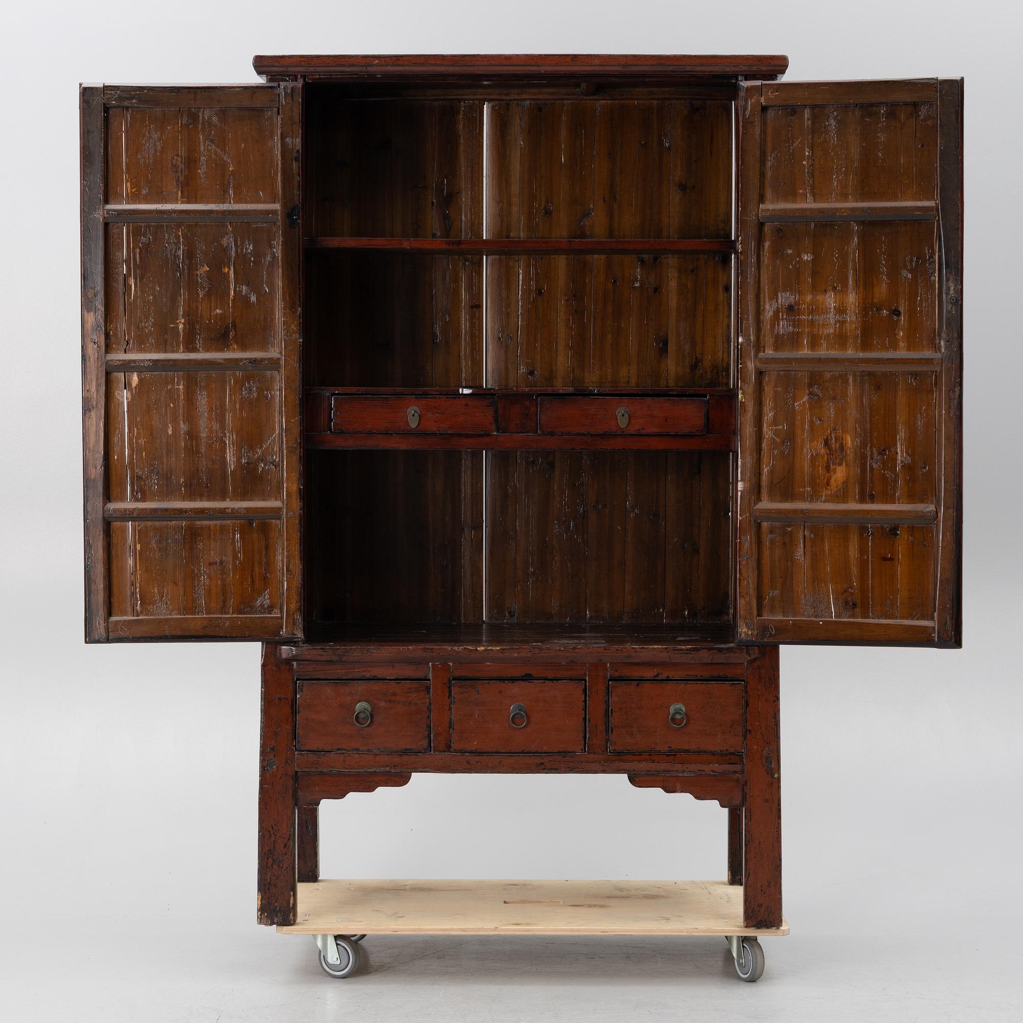 A Chinese cabinet, 20th century.