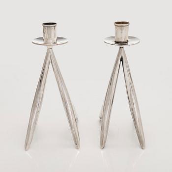 Anna-Greta Eker, kynttilänjalkapari, hopeaa, Auran Kultaseppä Oy, Turku, 1964-1972.