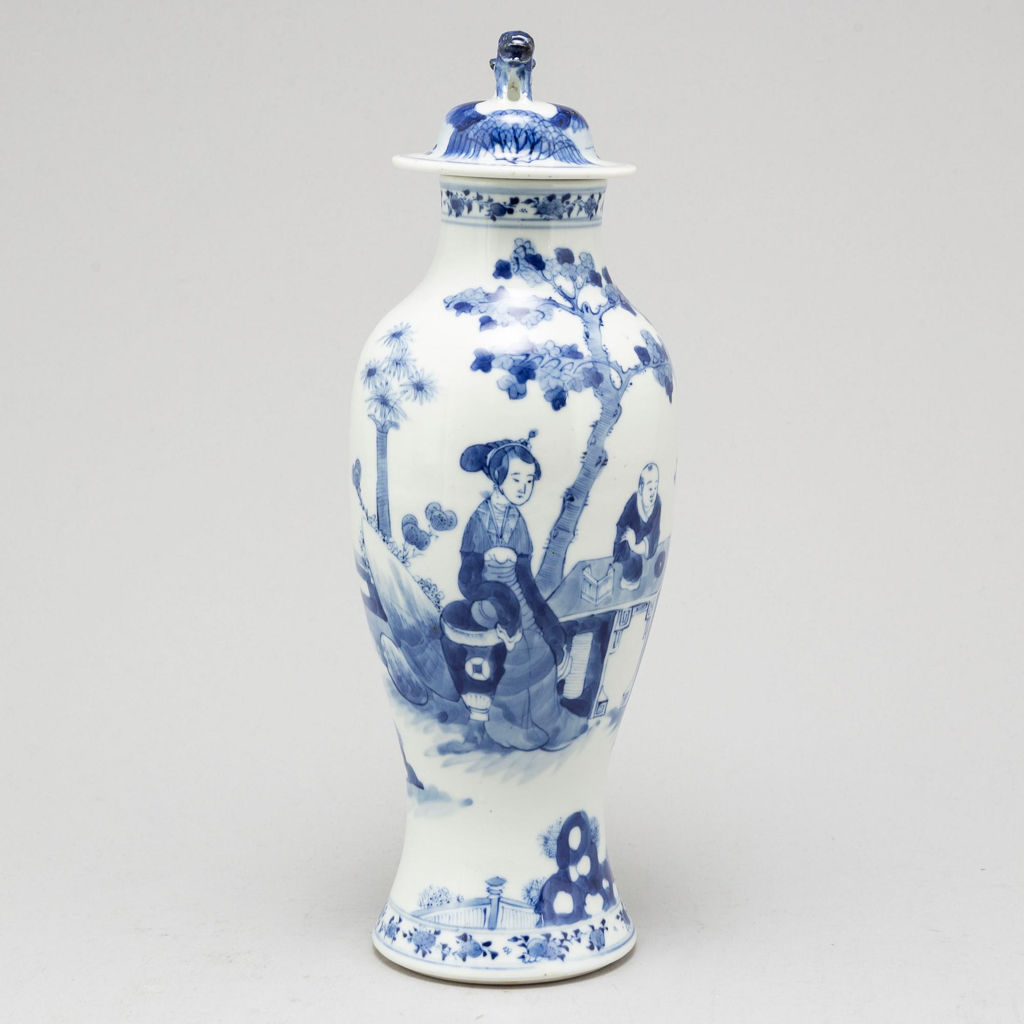 PORSLINSFÖREMÅL, 14 delar, porslin. Qingdynastin samt Japan, samt Kina, 1900-tal.