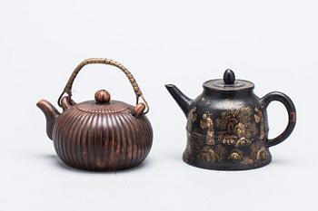 TEKANNOR, 2 st, lergods, Kina. 1900-/2000-tal.