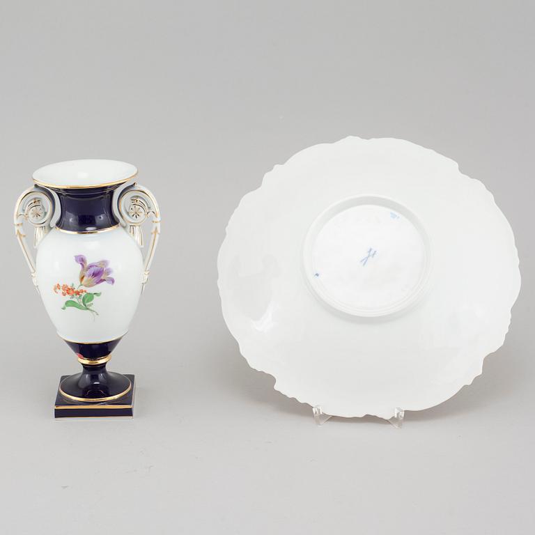 A porcelain vase and a serving dish from Meissen, 20th century.